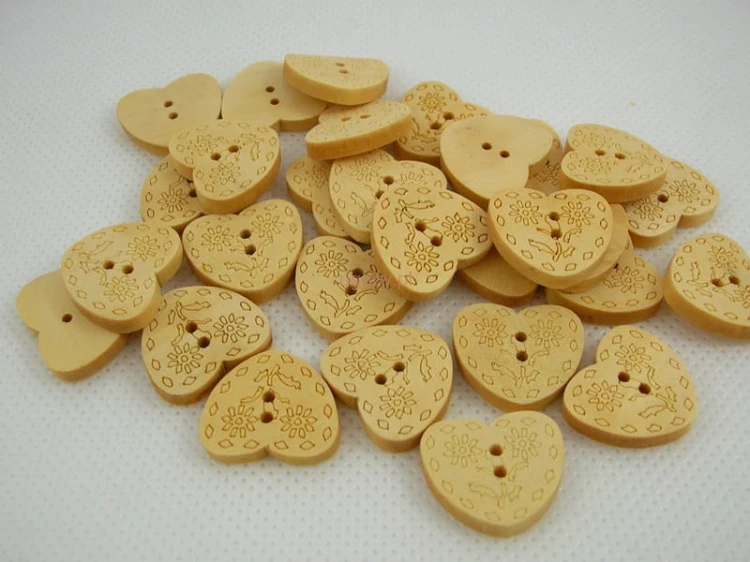 drewniany guzik w kształcie serca