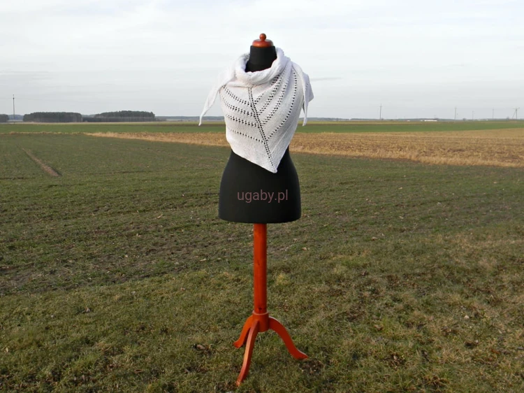chusta biała wykonana na drutach