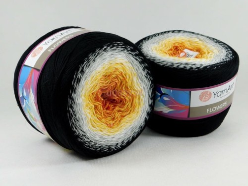 Motek włóczki YarnArt Flowers nr 259 z gradientem od miodowego żółtego, przez biel, aż po głęboką czerń.