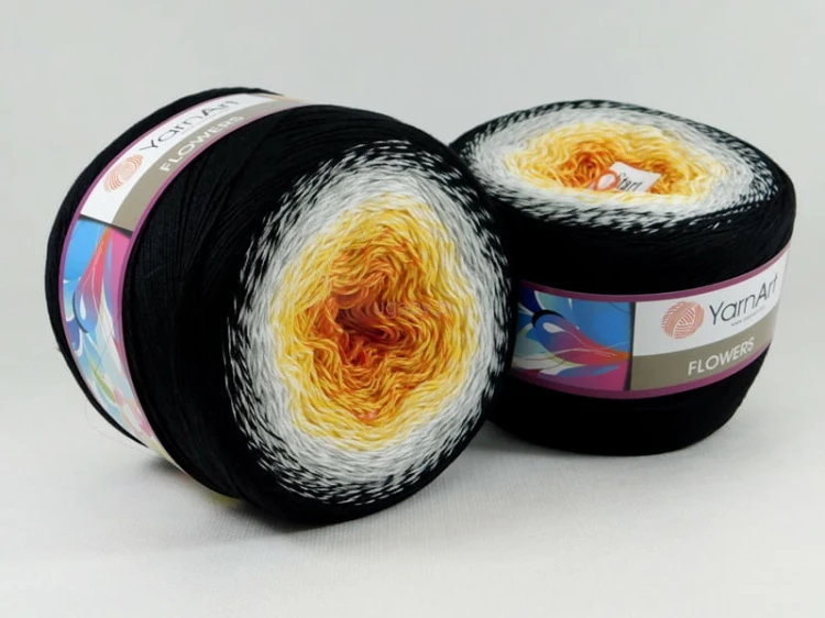 Motek włóczki YarnArt Flowers nr 259 z gradientem od miodowego żółtego, przez biel, aż po głęboką czerń.