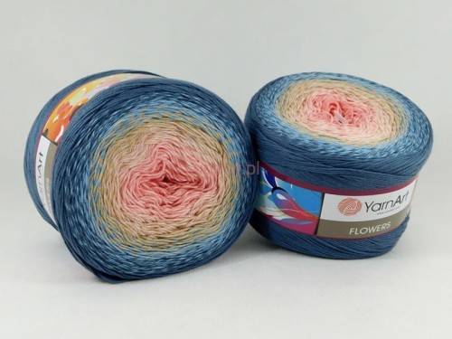 Motek włóczki YarnArt Flowers nr 262 z gradientem od jasnego różu, przez beż, aż po przygaszony niebieski (jeansowy).
