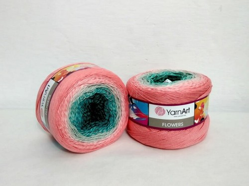 Motek włóczki YarnArt Flowers nr 292 z gradientem od ciemnego turkusu, przez jasną zieleń, aż po intensywny koralowy róż.