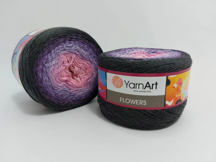 Motek włóczki YarnArt Flowers nr 276 z gradientem od jasnoróżowego środka, przez fiolet, aż po ciemny grafit.