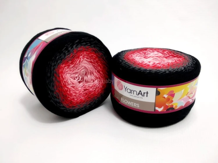 Motek włóczki YarnArt Flowers nr 282 z gradientem od jasnego różu, przez nasyconą czerwień, aż po głęboką czerń.