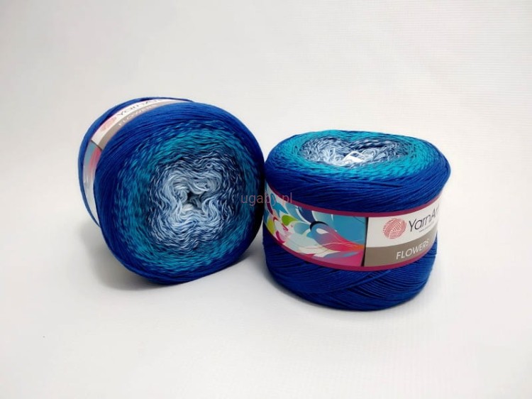 Motek włóczki YarnArt Flowers nr 299 z gradientem od jasnego, lodowego błękitu w środku do nasyconego chabru na zewnątrz.