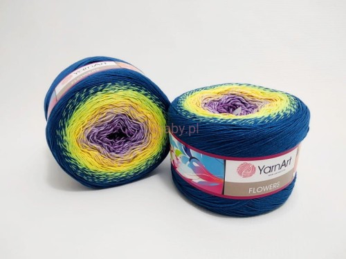 Motek włóczki YarnArt Flowers nr 257 z przejściem tonalnym od fioletowego środka, przez żółty, aż po ciemny niebieski.