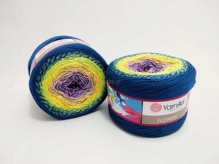 Motek włóczki YarnArt Flowers nr 257 z przejściem tonalnym od fioletowego środka, przez żółty, aż po ciemny niebieski.
