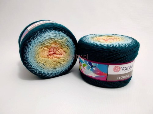 Motek włóczki YarnArt Flowers nr 270 z gradientem od brzoskwiniowego środka, przez jasny turkus, aż po głęboką morską zieleń.