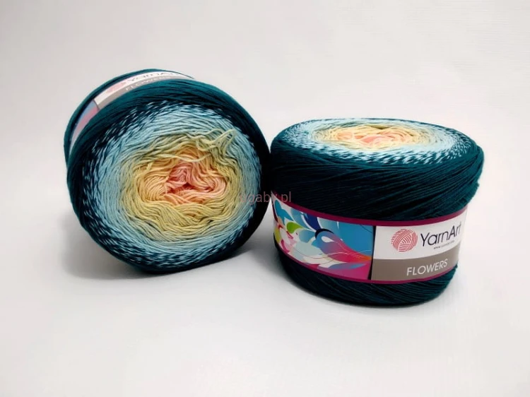 Motek włóczki YarnArt Flowers nr 270 z gradientem od brzoskwiniowego środka, przez jasny turkus, aż po głęboką morską zieleń.