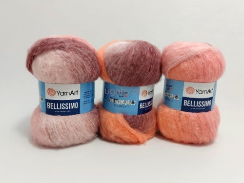 Trzy motki puszystej włóczki YarnArt Bellissimo numer koloru 1411 w odcieniach pudrowego różu, wrzosu i brzoskwini na białym tle.