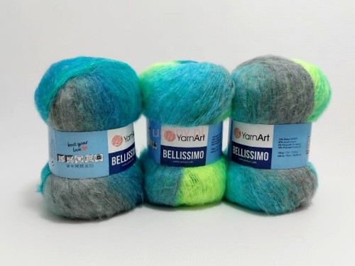 Trzy motki puszystej włóczki YarnArt Bellissimo numer koloru 1412 w melanżowych barwach turkusu, błękitu, limonki i szarości.