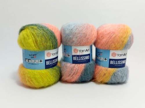 Trzy motki puszystej włóczki YarnArt Bellissimo numer koloru 1409 w odcieniach żółtego, zielonego i różu na białym tle.