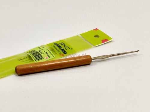 szydełko stalowe z bambusową rączką marki SKC w rozmiarze 1,50 mm