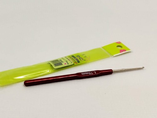 szydełko stalowe z bambusową rączką marki SKC w rozmiarze 1,75 mm