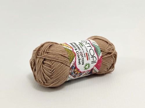 Motek tureckiej włóczki Organic Cotton w kolorze beżowym (numer EB064) marki Etrofil, przeznaczonej na szydełko i druty.