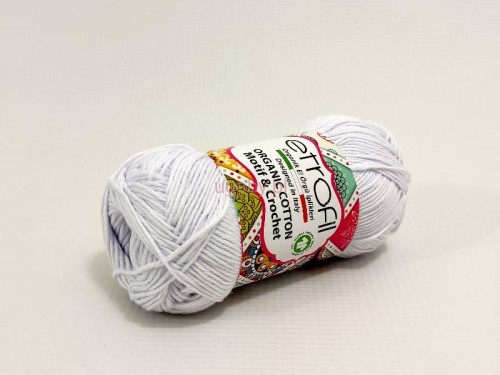 Włóczka Organic Cotton w kolorze złamanej bieli (off-white) numer EB036 marki Etrofil z czystej bawełny organicznej.