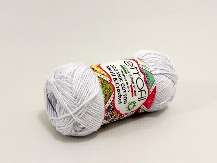 Włóczka Organic Cotton w kolorze złamanej bieli (off-white) numer EB036 marki Etrofil z czystej bawełny organicznej.