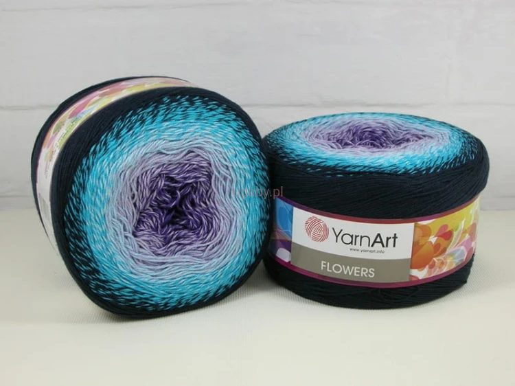 Motek włóczki YarnArt Flowers nr 254 z widocznym przejściem tonalnym od fioletu przez turkus do granatu.