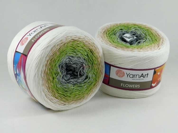 Motek włóczki YarnArt Flowers nr 274 z gradientem od ciemnoszarego środka, przez zieleń i beż, aż po białe wykończenie.