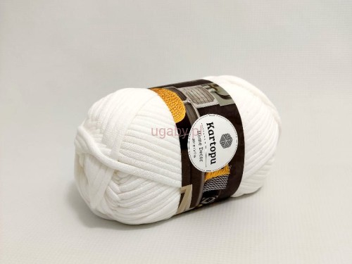 Biała włóczka Kartopu Home Decor k010 w formie grubego motka o splocie przypominającym bawełniany sznurek.