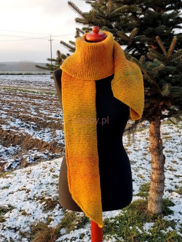 Ręcznie dziergany sza w barwach jesiennego słońca,