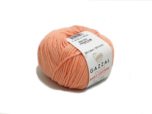 Miękki motek włóczki Gazzal Baby Cotton XL 3412 w kolorze łososiowym, widoczny gładki skręt nitki i banderola ugaby.pl.