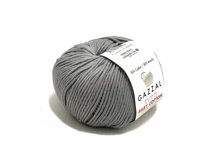 Motek szarej włóczki Gazzal Baby Cotton XL 3430, widoczna gładka nitka i biała etykieta na tle ugaby.pl.