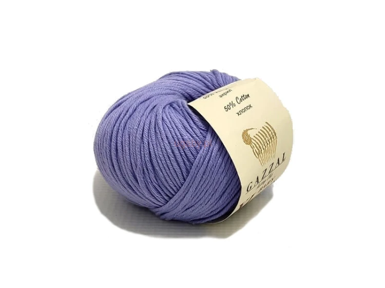 Motek lawendowej włóczki Gazzal Baby Cotton XL numer 3420 o miękkiej, matowej strukturze.