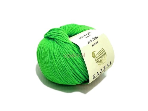 Motek jasnozielonej włóczki Gazzal Baby Cotton XL o numerze 3427, o matowej i puszystej strukturze nitki.