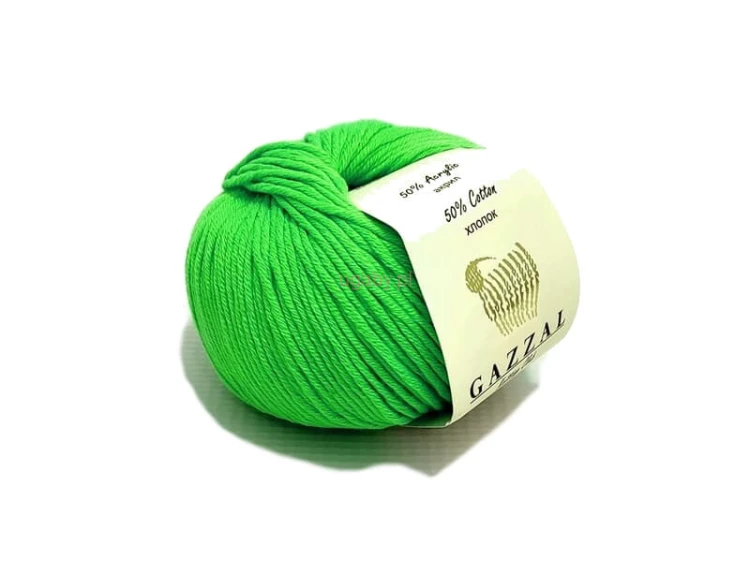Motek jasnozielonej włóczki Gazzal Baby Cotton XL o numerze 3427, o matowej i puszystej strukturze nitki.