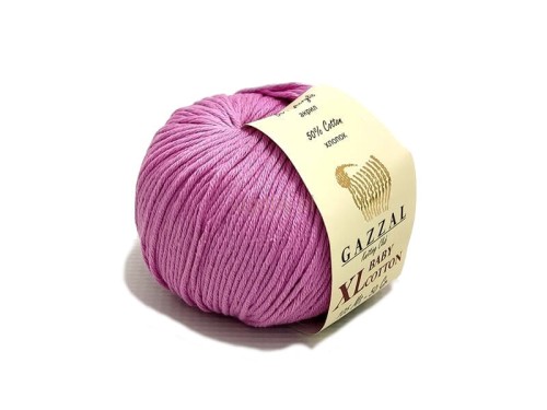 Motek liliowej włóczki Gazzal Baby Cotton XL numer 3422 o puszystej i matowej strukturze.