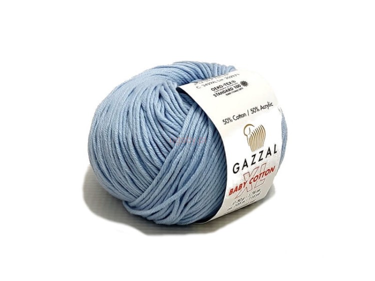 Motek jasnoniebieskiej włóczki Gazzal Baby Cotton XL numer 3429 o matowej, miękkiej strukturze.