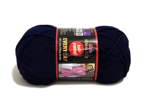 Granatowa włóczka akrylowa Himalaya Everyday 70040 anti-pilling na białym tle.