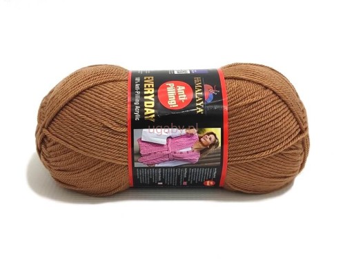 Jasnobrązowa włóczka akrylowa Himalaya Everyday 70022 anti-pilling na białym tle.