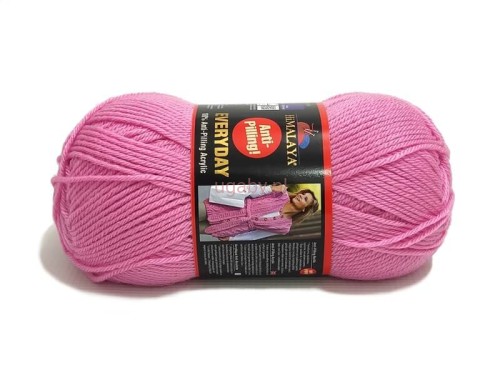 Różowa włóczka akrylowa Himalaya Everyday 70038 anti-pilling – motek na białym tle.