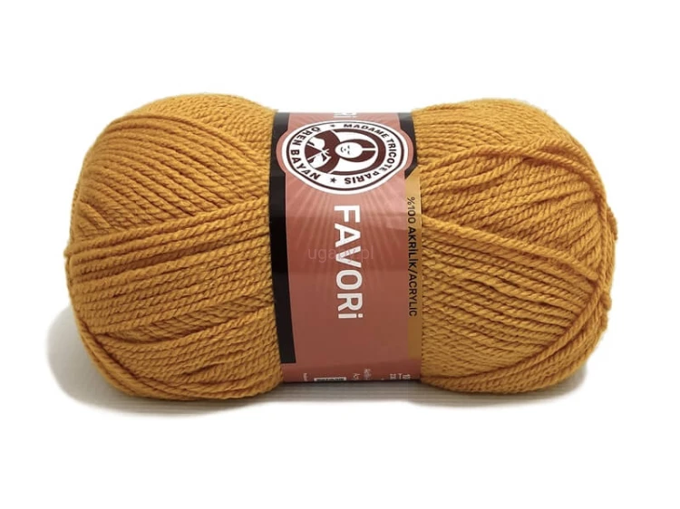 Motek akrylowej włóczki Madame Tricote Favori w kolorze bursztynowym nr 115 na białym tle.