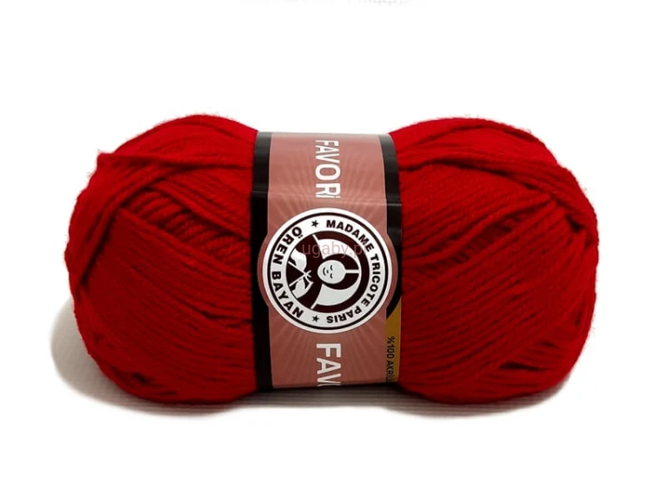Motek miękkiej włóczki akrylowej Madame Tricote Favori w nasyconym czerwonym kolorze o numerze 033.