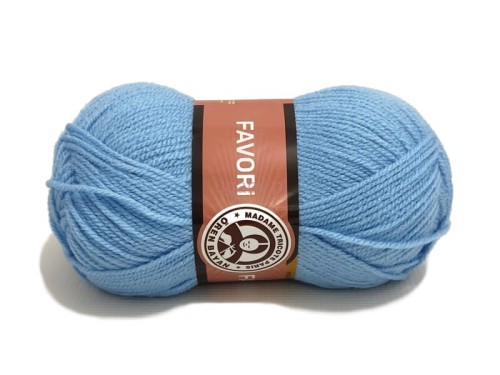 Motek jasnoniebieskiej włóczki akrylowej Madame Tricote Favori o numerze koloru 012.