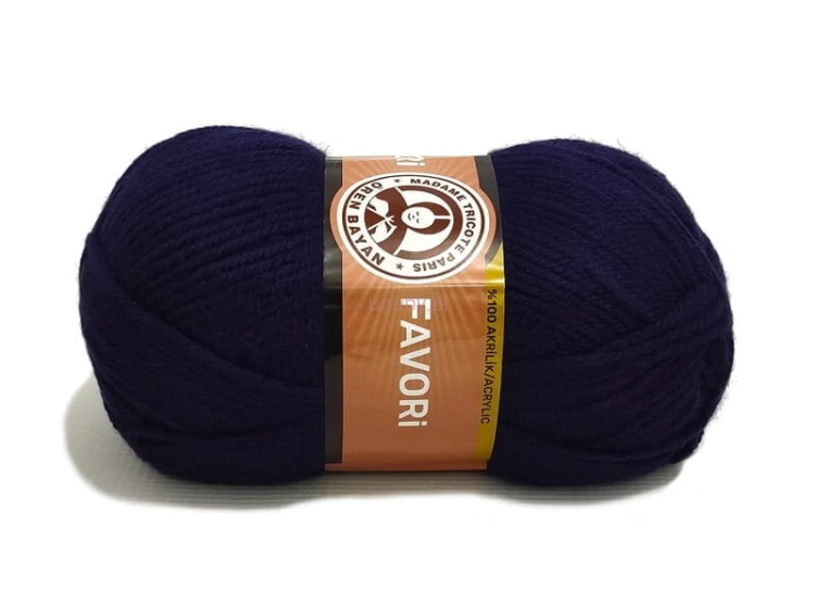 Motek akrylowej włóczki Madame Tricote Favori w ciemnym, granatowym kolorze o numerze 019.