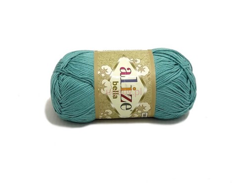 Motek bawełnianej włóczki Alize Bella w kolorze chłodnego błękitu o numerze 426.