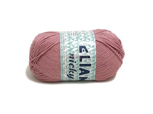 Motek włóczki Elian Nicky w kolorze przydymionego różu (numer 2478), gładka i delikatna włóczka akrylowa z połyskiem na ubranka dziecięce.