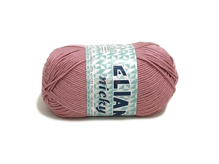 Motek włóczki Elian Nicky w kolorze przydymionego różu (numer 2478), gładka i delikatna włóczka akrylowa z połyskiem na ubranka dziecięce.