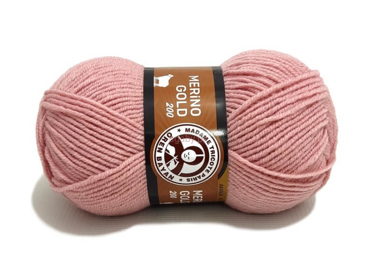 Motek włóczki Madame Tricote Paris Merino Gold 200 w kolorze brudnego różu o numerze 001.