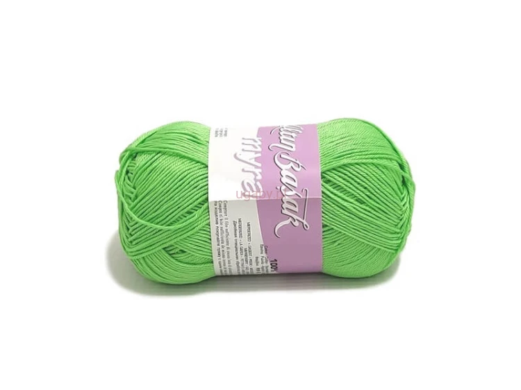 Zielona włóczka Myra 0030 – bawełniany motek o gładkiej strukturze i wyraźnym skręcie, idealny do robótek na drutach i szydełku.