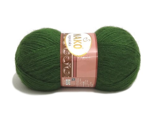 Motek zielonej włóczki Nako Angora Luks w głębokim odcieniu 10665 na jasnym tle.