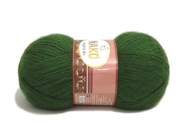 Motek zielonej włóczki Nako Angora Luks w głębokim odcieniu 10665 na jasnym tle.