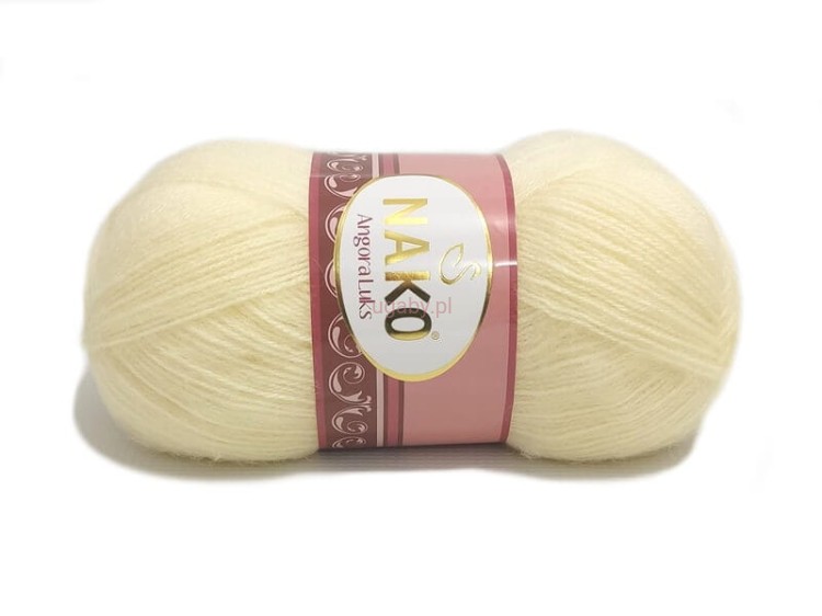 Motek kremowej (numer koloru 256) włóczki Nako Angora Luks z widoczną różową etykietą na białym tle.