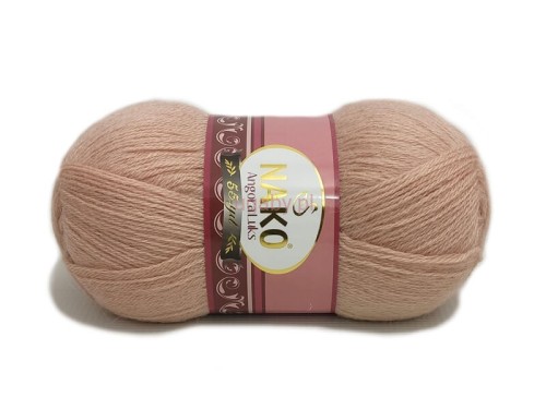 Motek pudrowej włóczki Nako Angora Luks w odcieniu 10722 na białym tle.