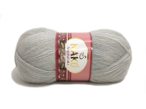 Motek ciemnopopielatej włóczki Nako Angora Luks w kolorze 969 na białym tle.