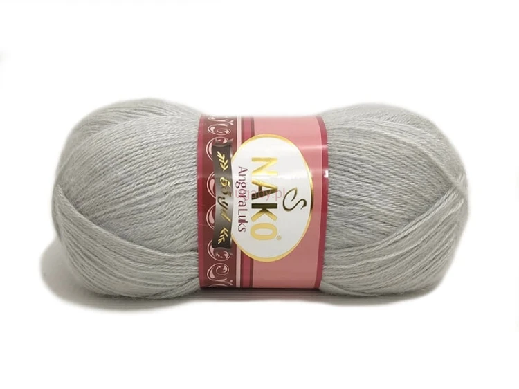 Motek ciemnopopielatej włóczki Nako Angora Luks w kolorze 969 na białym tle.